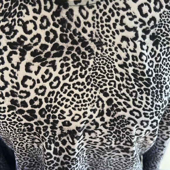Vince Camuto Leopard Print Black gray purple Long Sleeve Blouse Size XS EUC - Picture 3 of 9